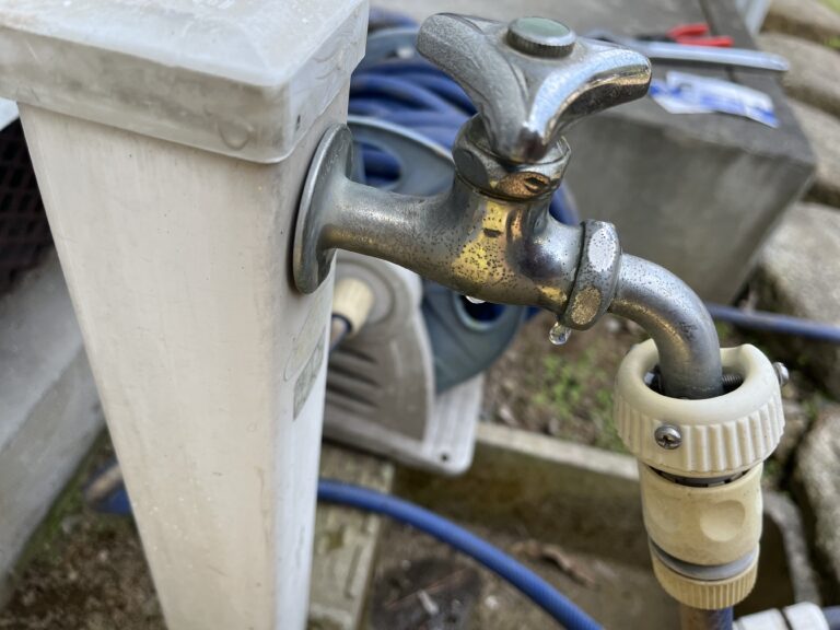 【家まわりDIY】屋外の蛇口から水漏れ、10年ぶりの家庭菜園で発見→自力で修理した話