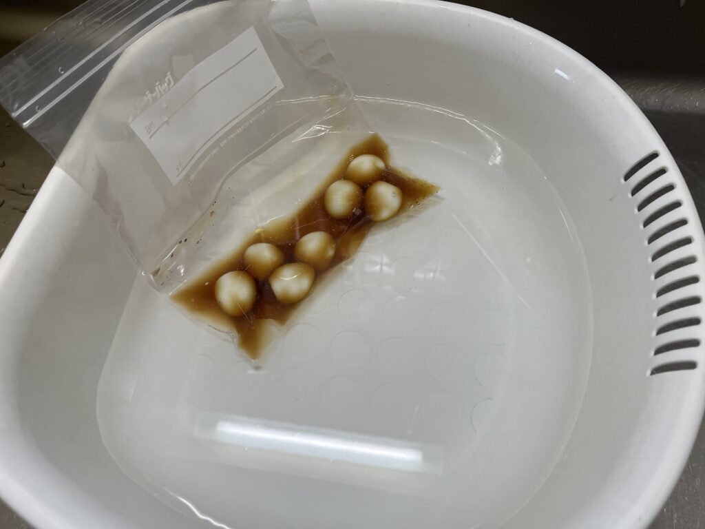 真空状態にした麺つゆにつけたうずらの卵