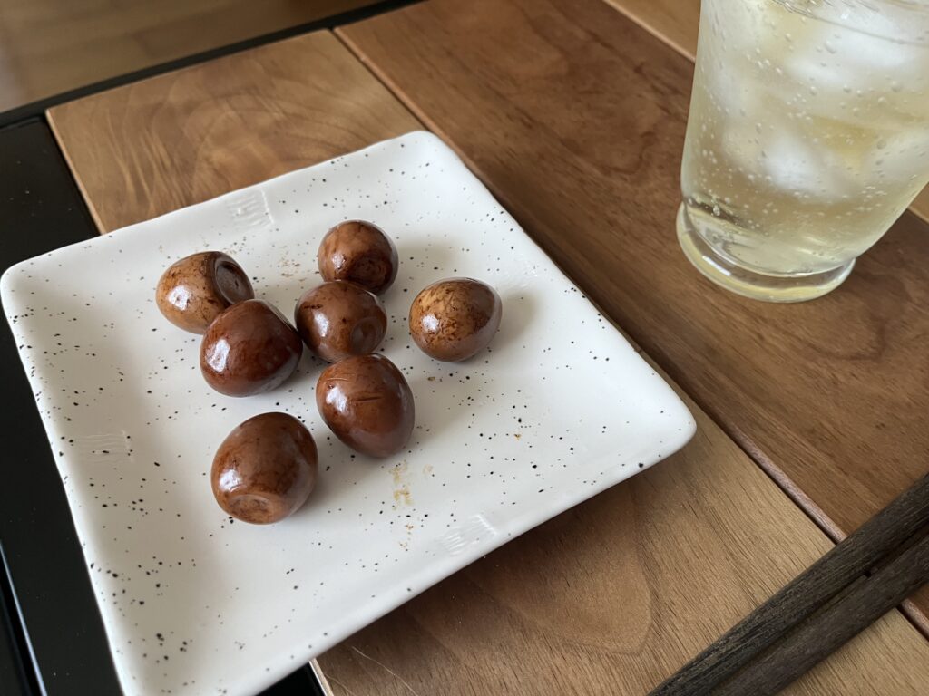 出来上がった燻製とハイボール