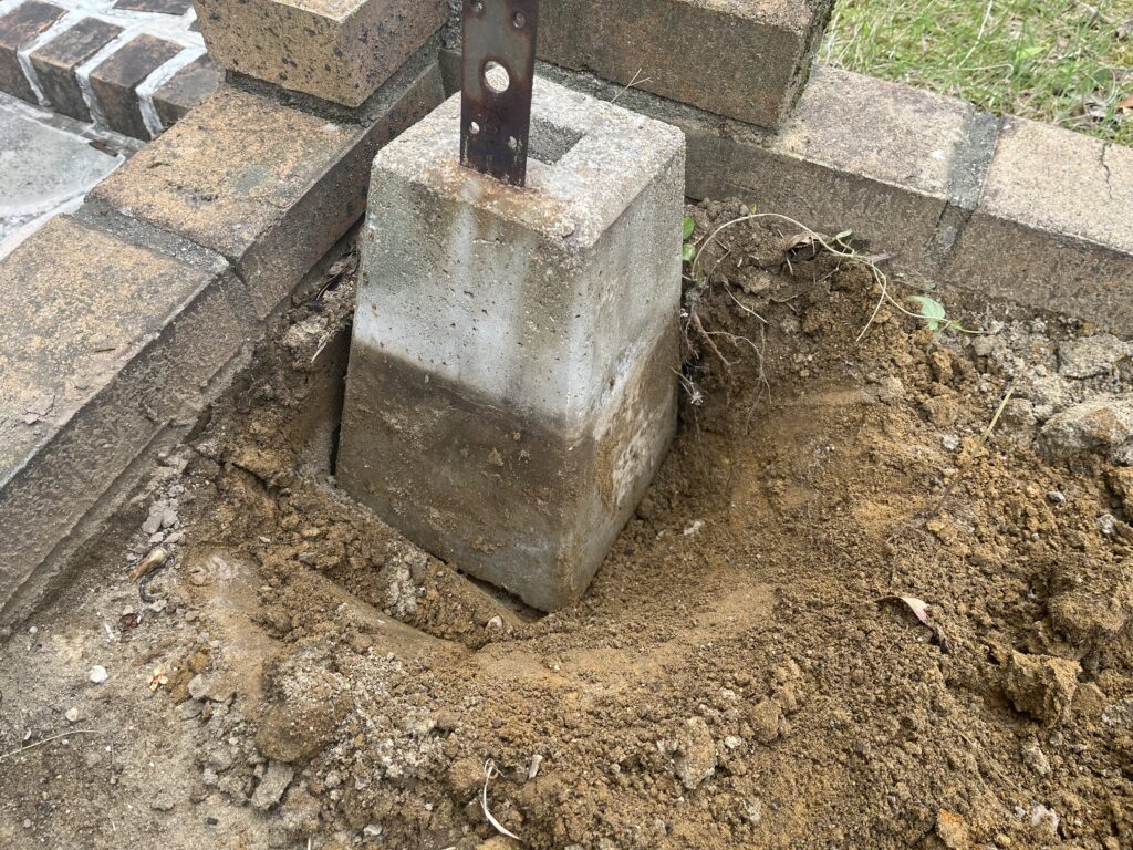掘り起こした束石