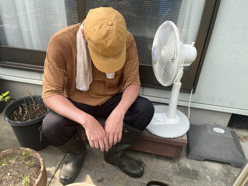 扇風機にあたって休憩