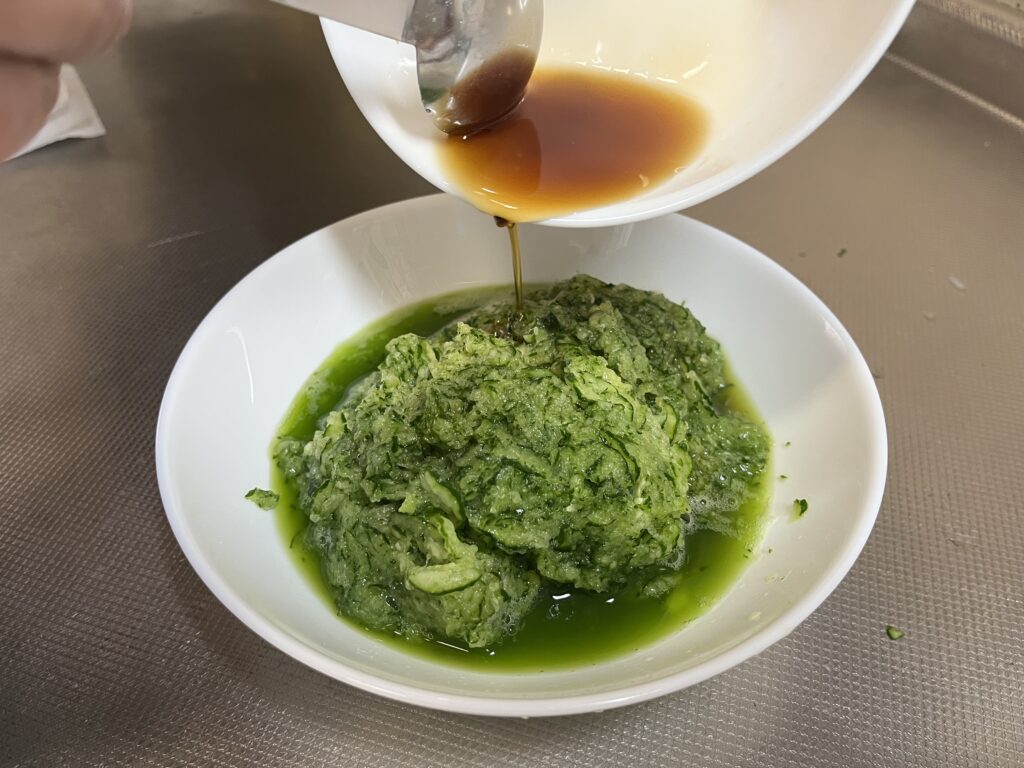 すりおろしきゅうりに三杯酢を混ぜる