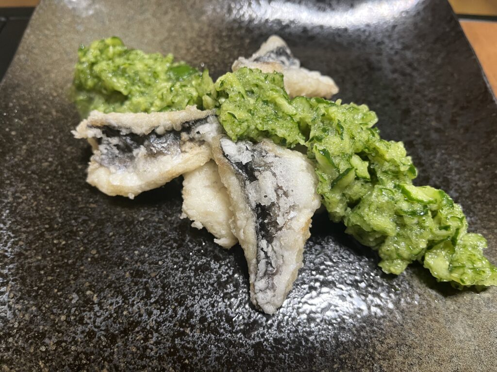 揚げたトビウオにきゅうり酢ソースをかけた夏の一品