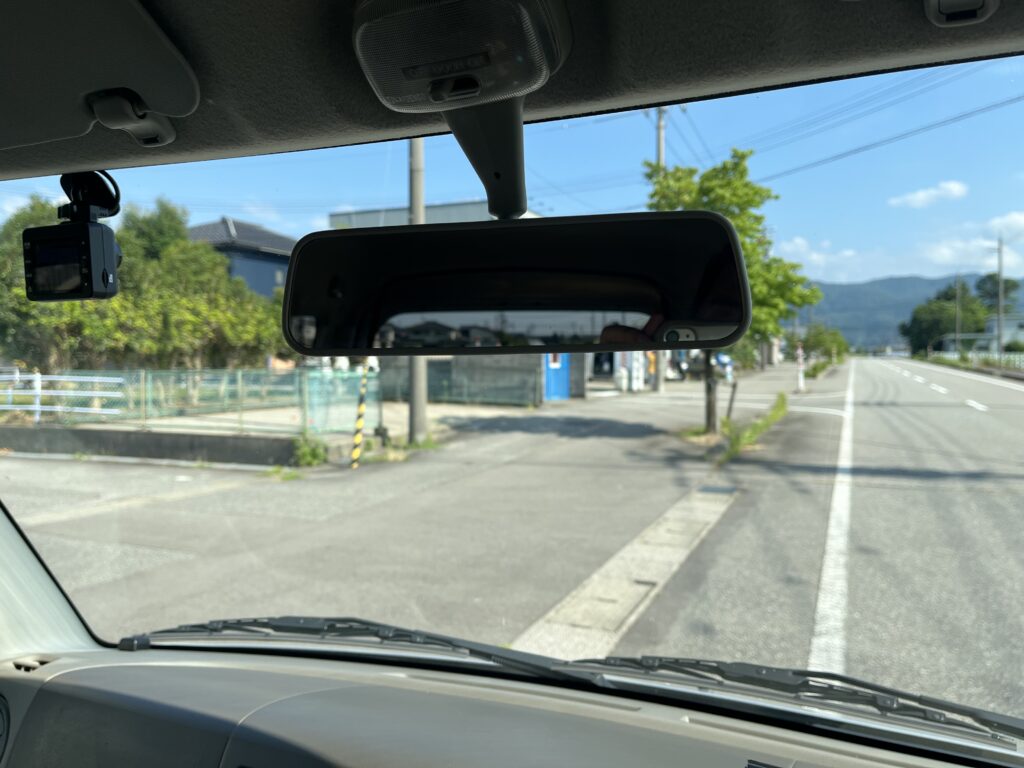 エブリイの改造前のルームミラー位置