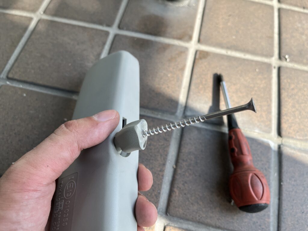 下穴にコーススレッドをねじ込んでいく