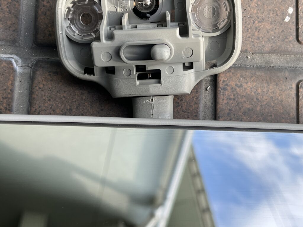 強くねじ込んだら割れた取り付け部