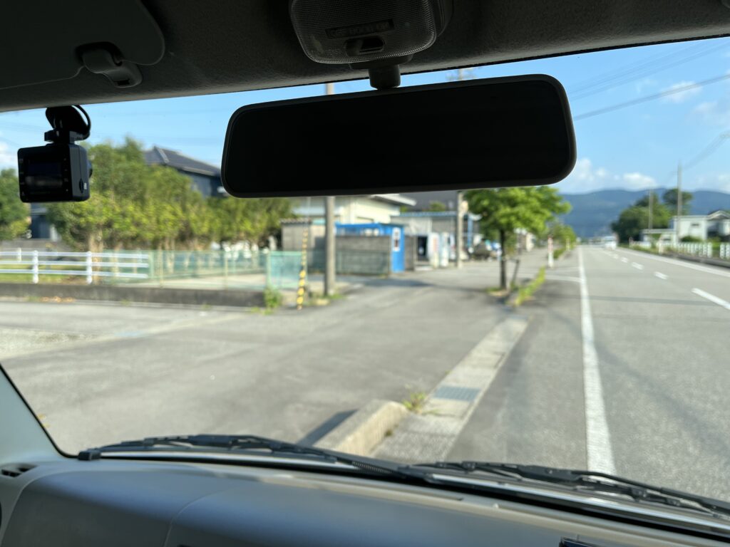 ルームミラーを上に移動したエブリイの車内