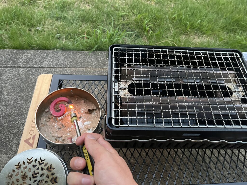 庭で蚊よけに森林香をたくイワタニ炙りやの横で