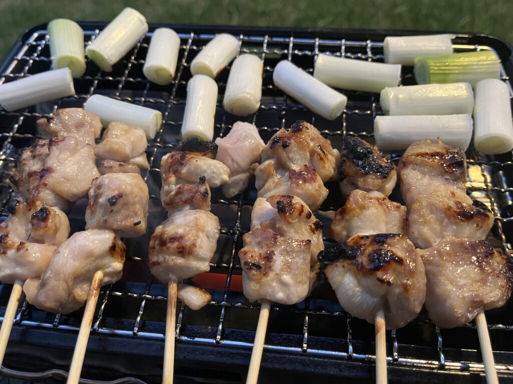 イワタニ炙りやで焼かれる焼き鳥とネギ