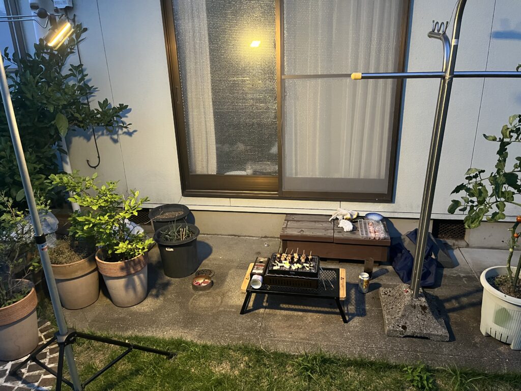 WAQのLEDランタンが夜の庭を照らす