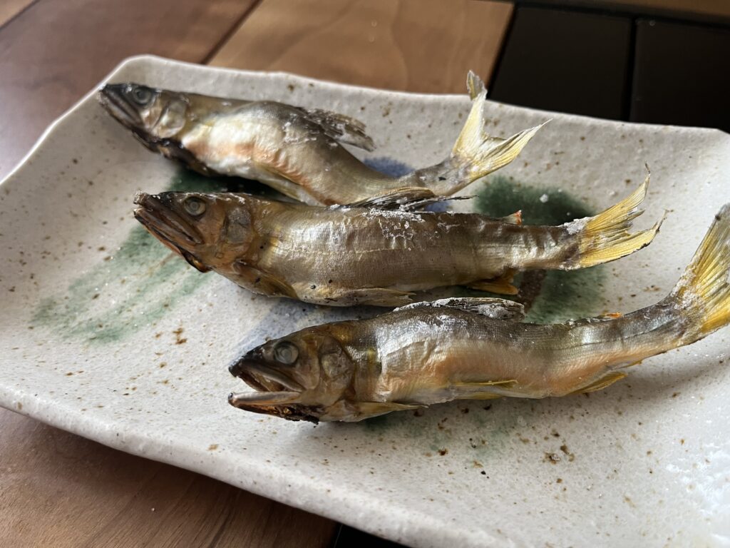 お皿に盛り付けた焼き上がった鮎