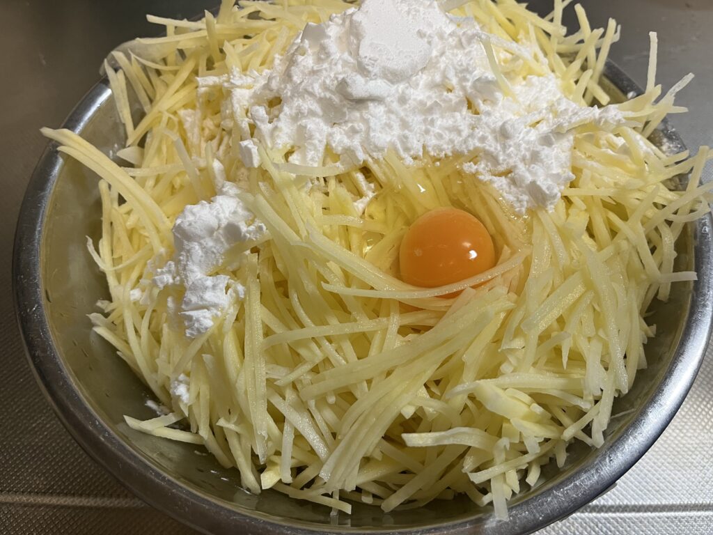 水を切ったジャガイモに卵と片栗粉を入れた様子
