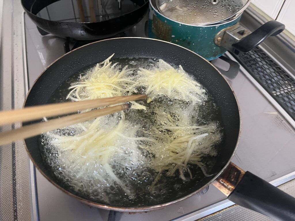 ササミをジャガイモで包んで揚げている様子