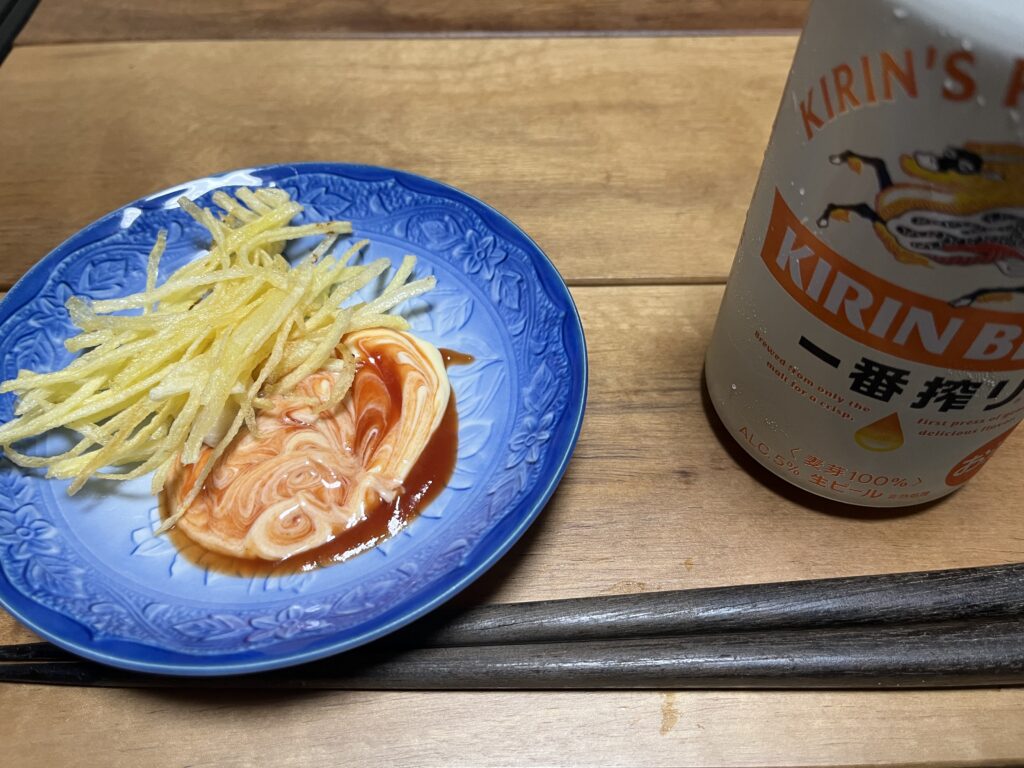 揚げたてのイモササをケチャマヨにつけて食べる様子