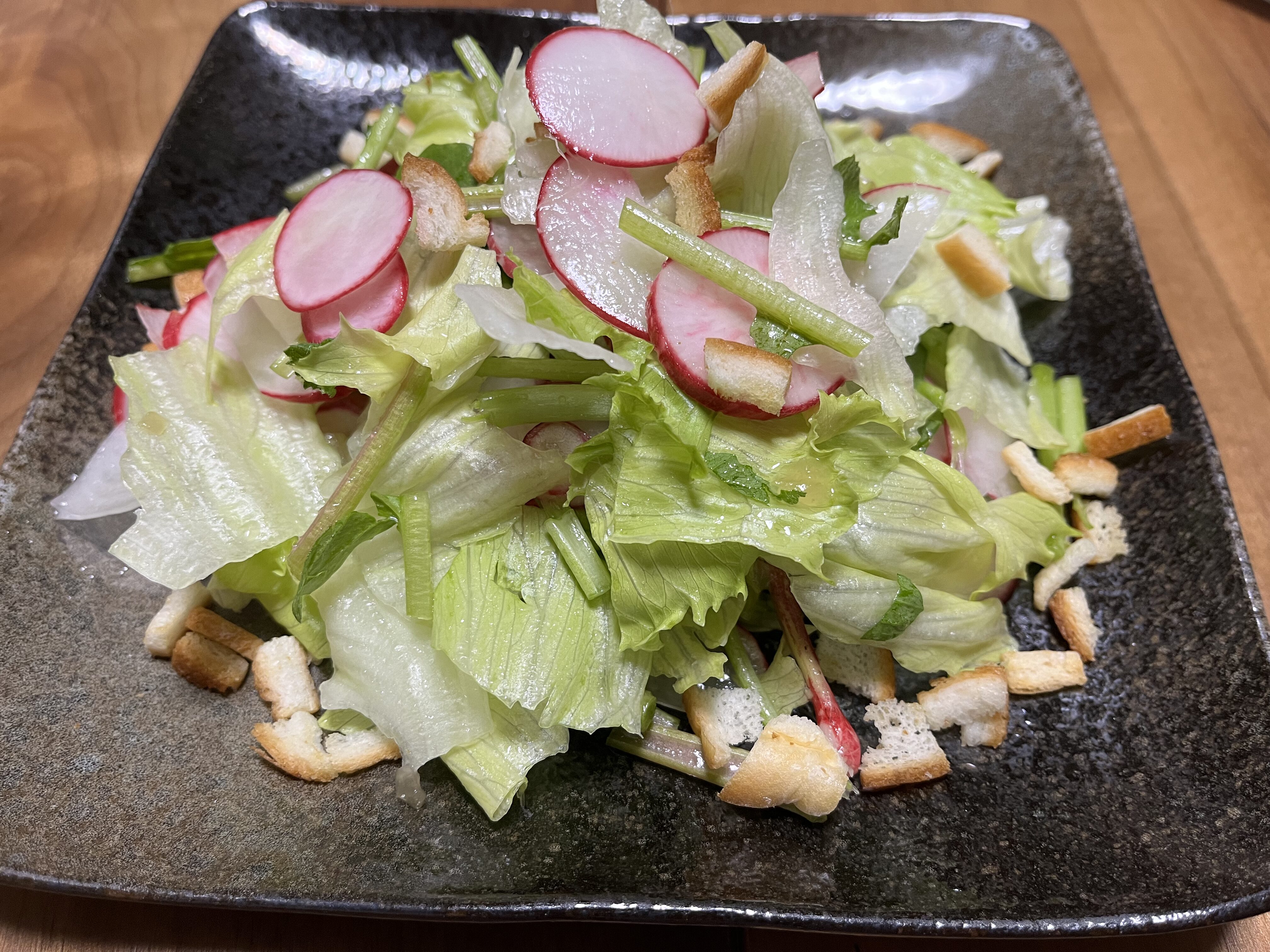 皿に盛り付けたラディッシュのサラダ