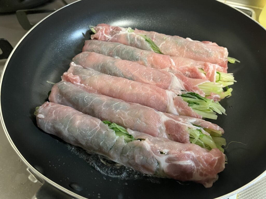 巻き終わりを下にして焼いている水菜の肉巻き