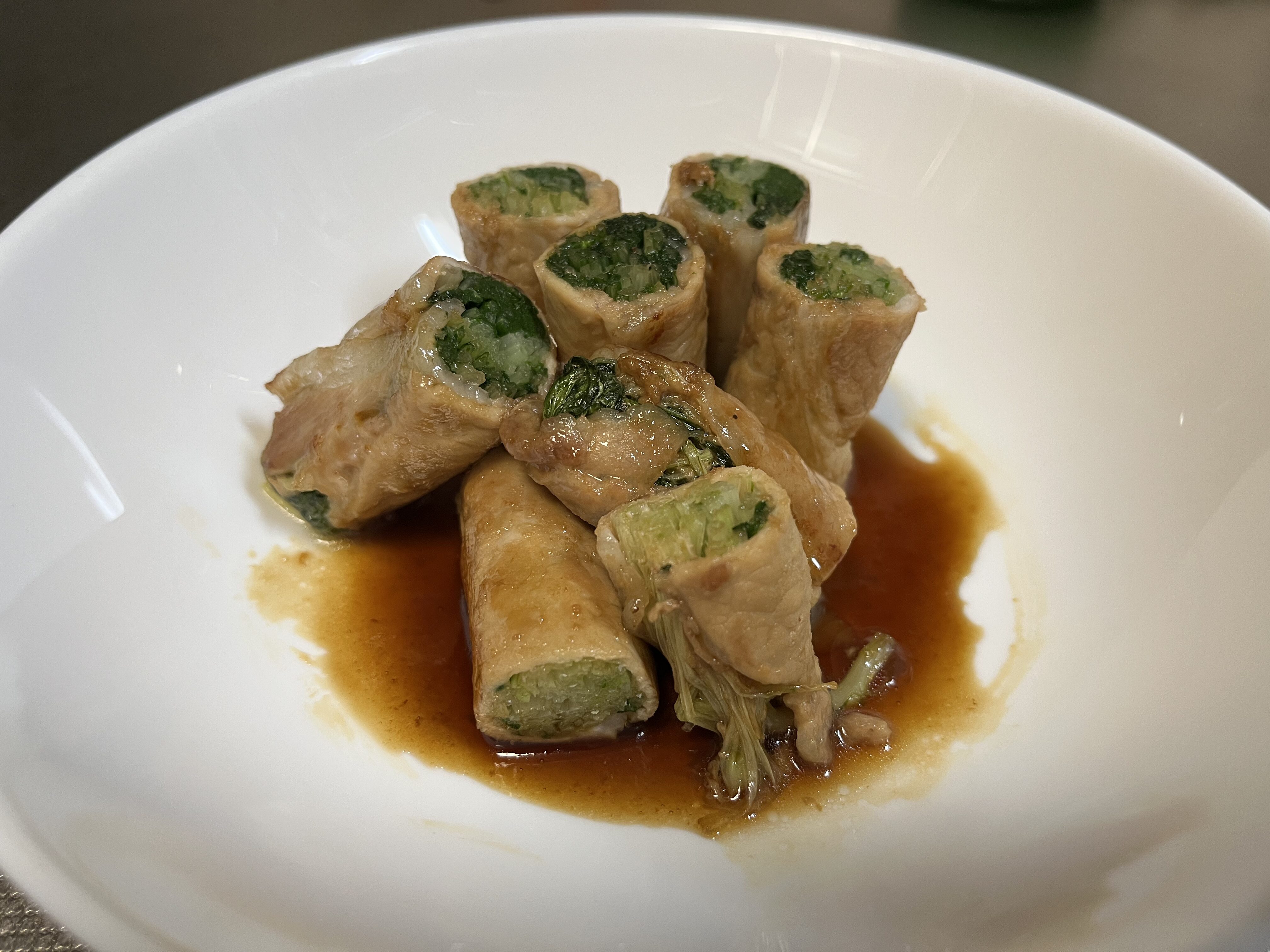 食べやすいサイズにカットした水菜の肉巻き