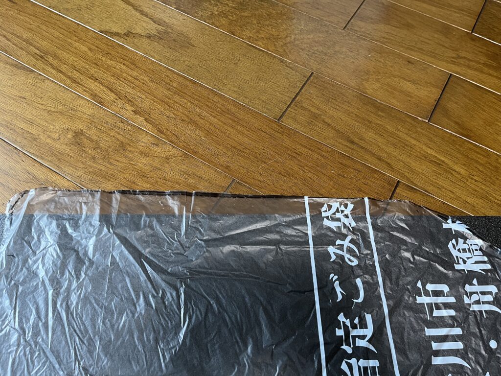 窓の高さに対してカラーボードの高さが足りない様子