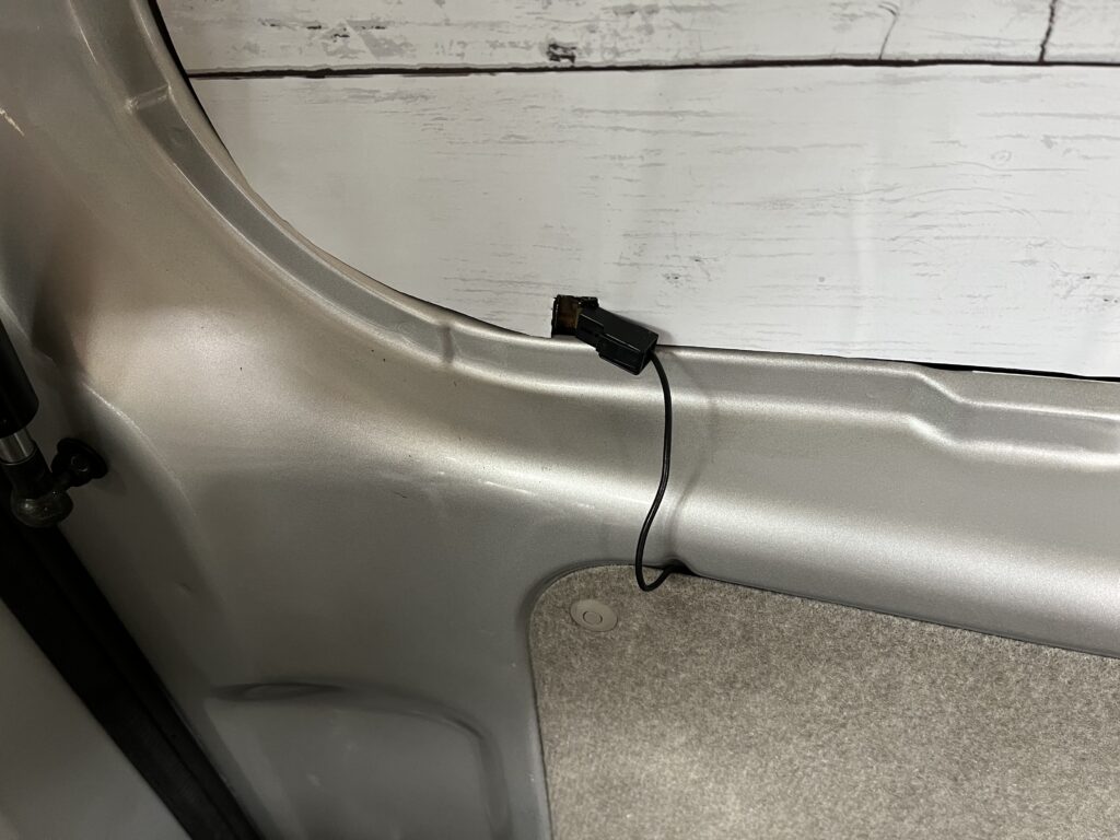 配線を避けるようにカットした部分