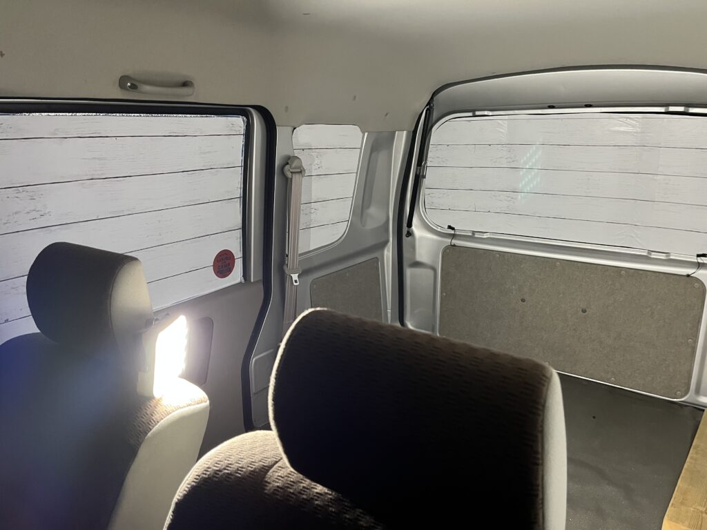 WAQのLEDランタンを車内で点灯している様子