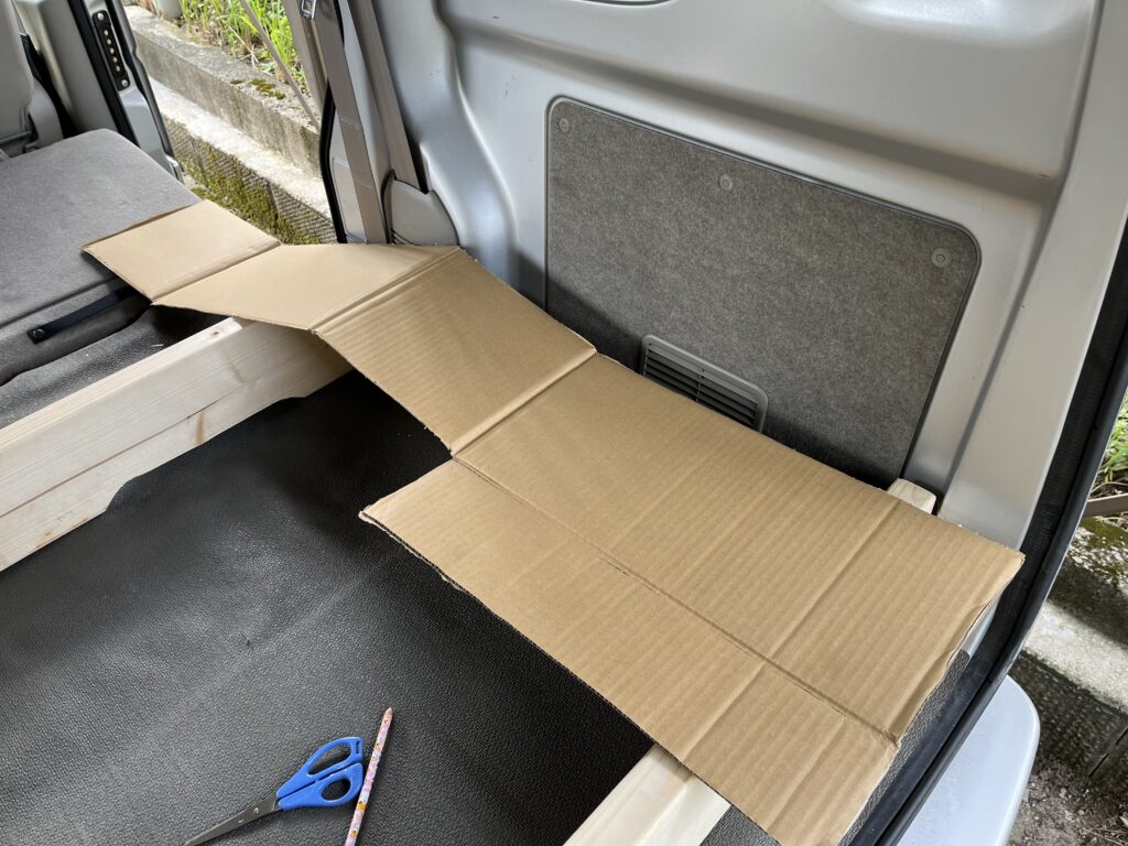 型取り用ダンボールをあてている様子