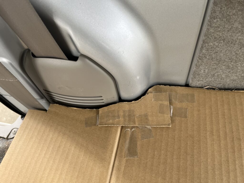 切り貼りして作ったダンボールの型