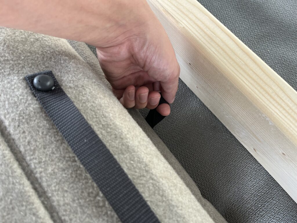 セカンドシートを格納するときに引っ張るベルト