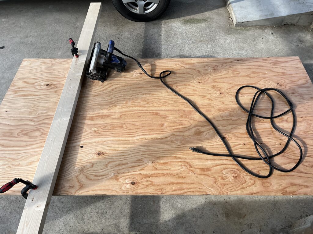 合板をカットする様子