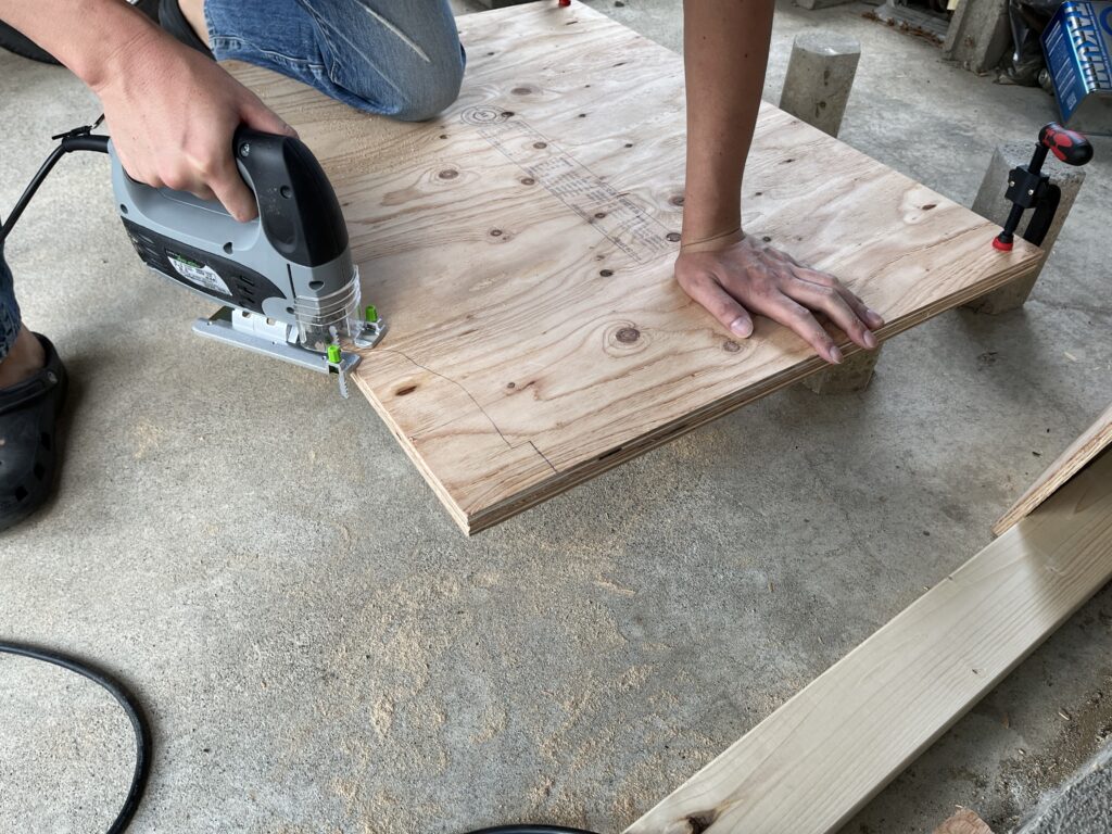 新調した高儀EARTHMANのジグソーで合板を切っている様子