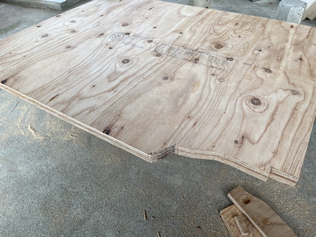 ジグソーで合板を切った断面