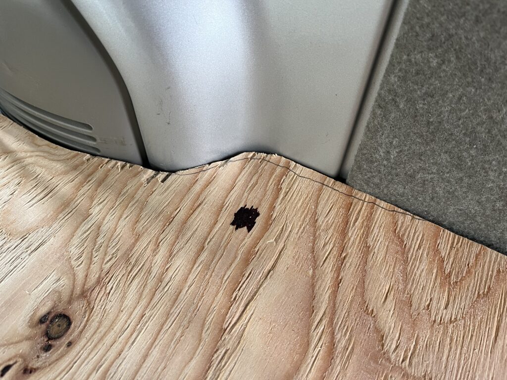 カットした合板の微調整のため、マーキングした様子