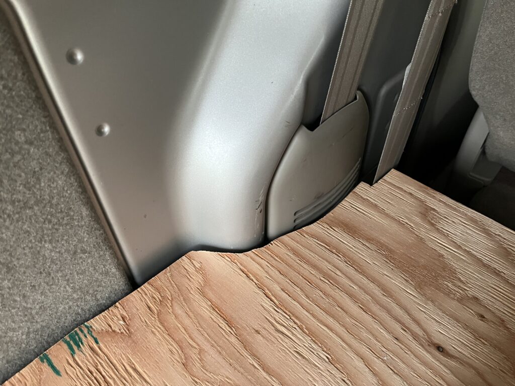 微調整が終わった床板を設置している様子