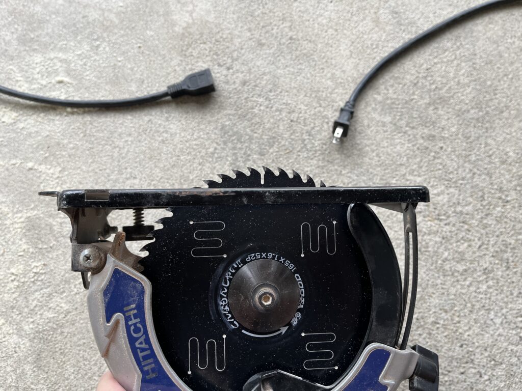 刃の調整が終わった丸ノコと誤動作防止のために抜いたコンセント