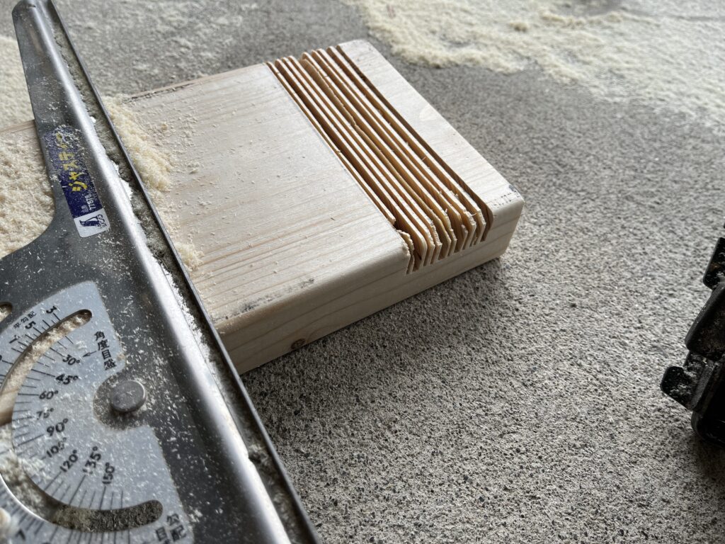 溝を加工するため、細かく切り込みを入れた様子