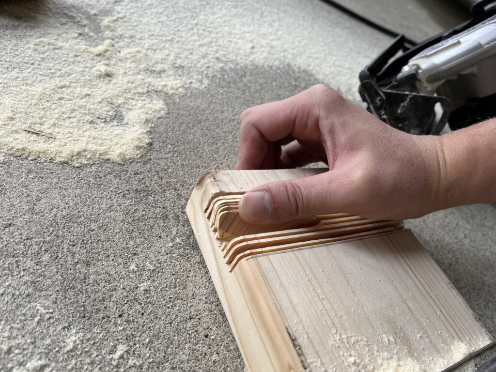 薄い板状の部分を手で折り取っている様子