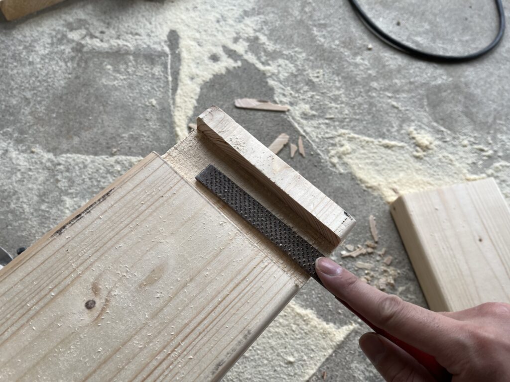 溝加工の仕上げにヤスリ掛けしている様子