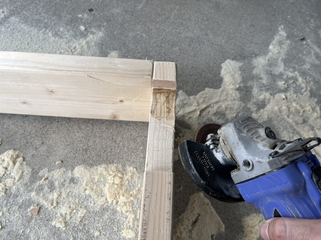 グラインダーで高さ調整している様子