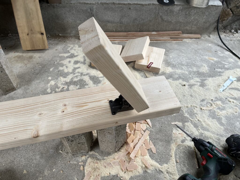 折りたたみ金具を使って足を取り付けた様子