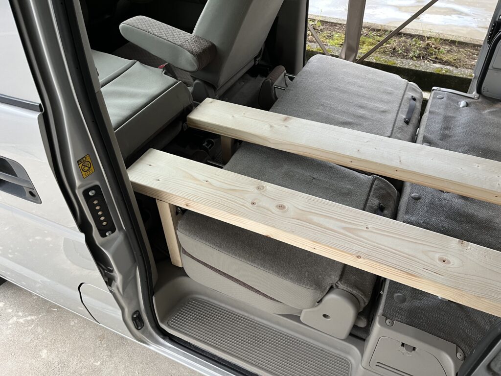 前部土台を設置した様子