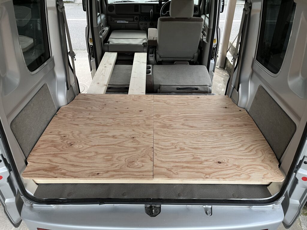 前部土台を設置後に後部床板を設置した様子