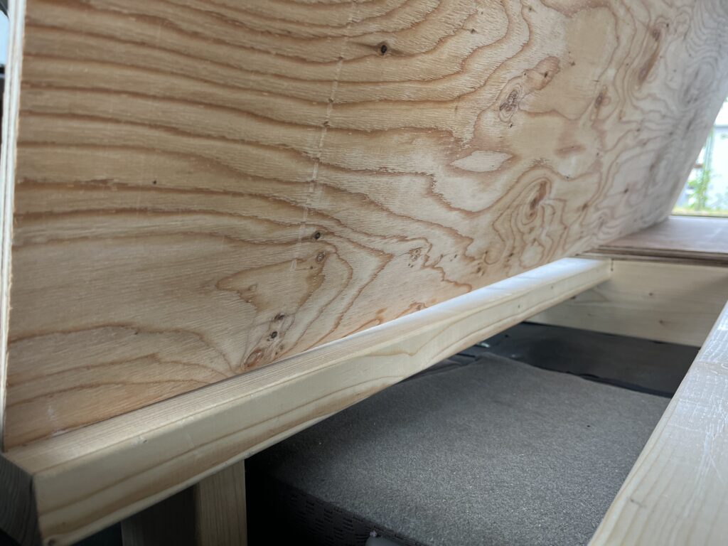 前部土台の足をカットする長さを測っている様子