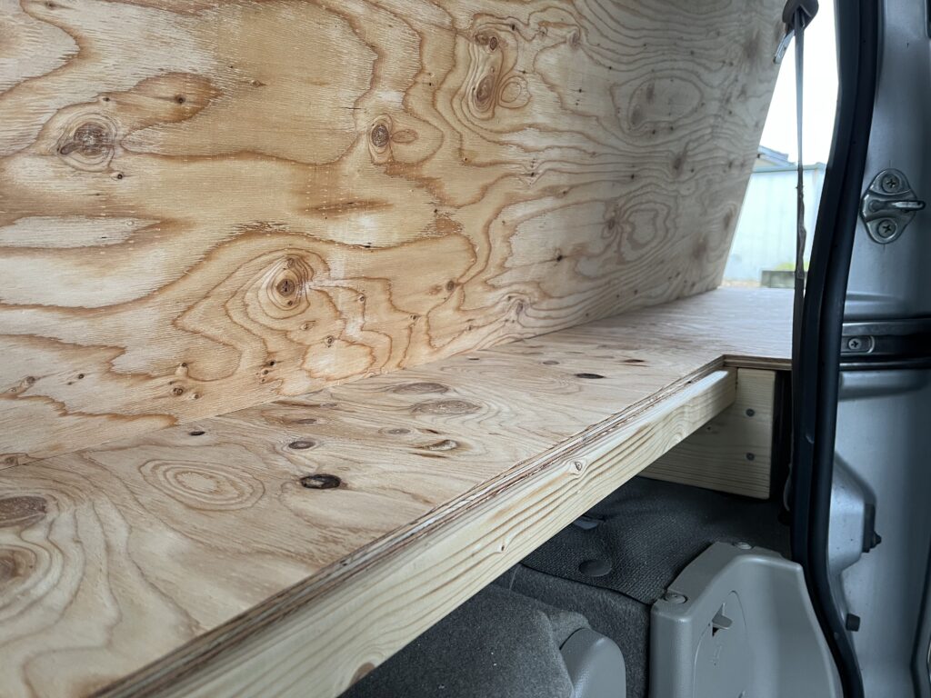 前部土台の足をカットした後に真っすぐを確認している様子