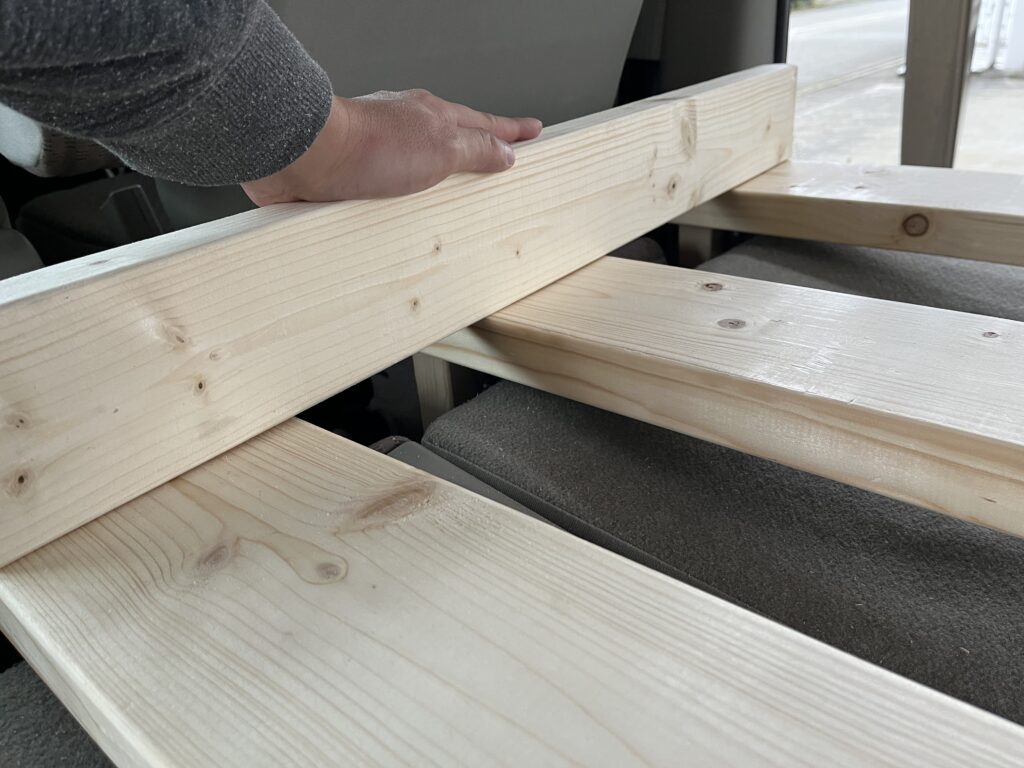 前部土台真ん中2組の足をカットして高さが揃った様子