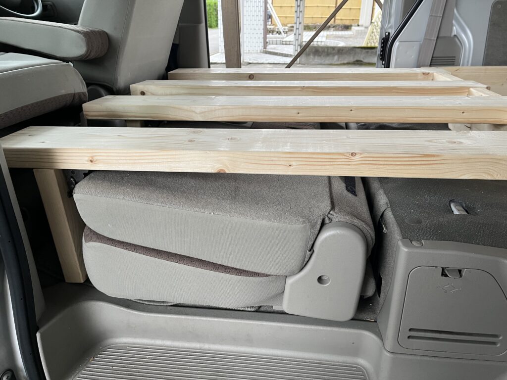 前部土台4組すべての高さが揃っている様子