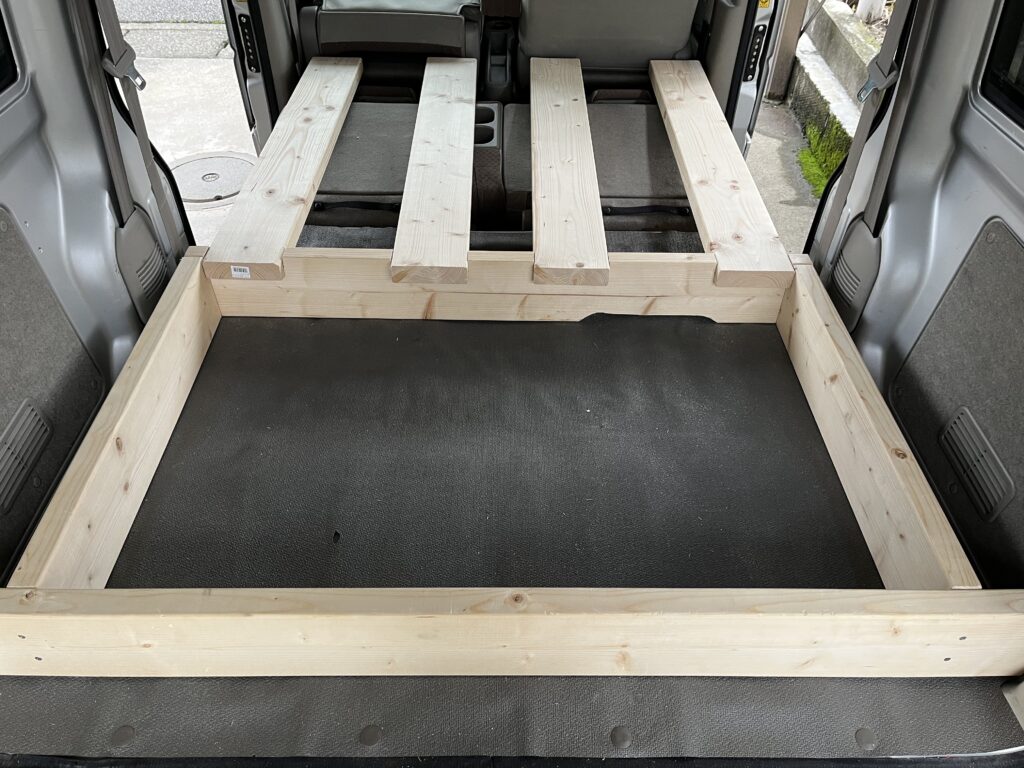 前部土台と後部土台を組み合わせた様子