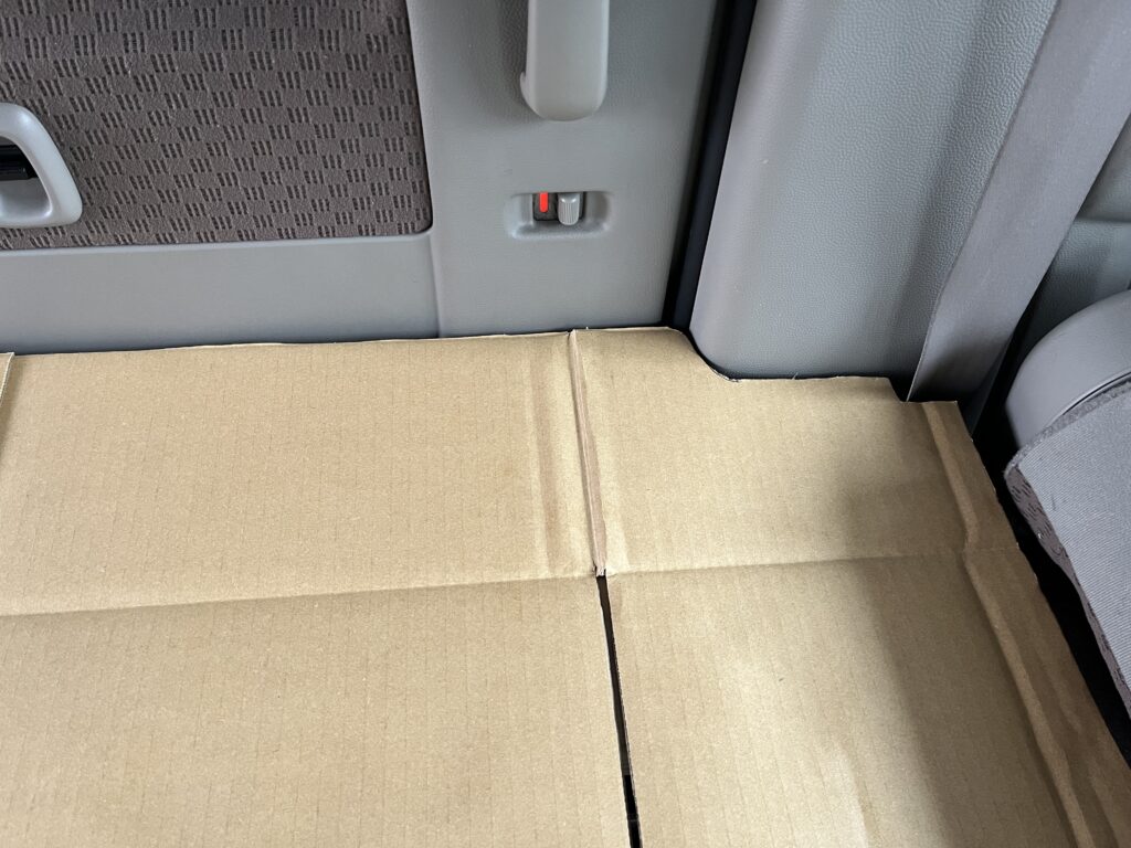 助手席側の型をダンボールで取った様子