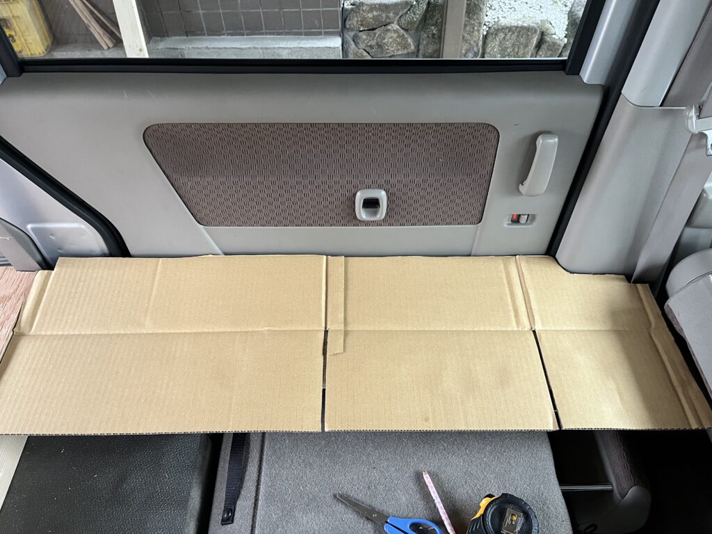 前部床板の型をダンボールで取っている様子