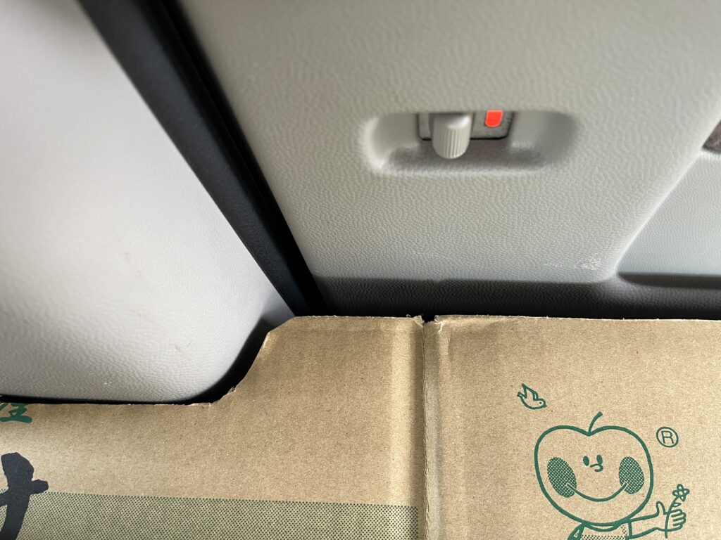 助手席側の型をひっくり返して当ててみると大きく隙間が空いている様子