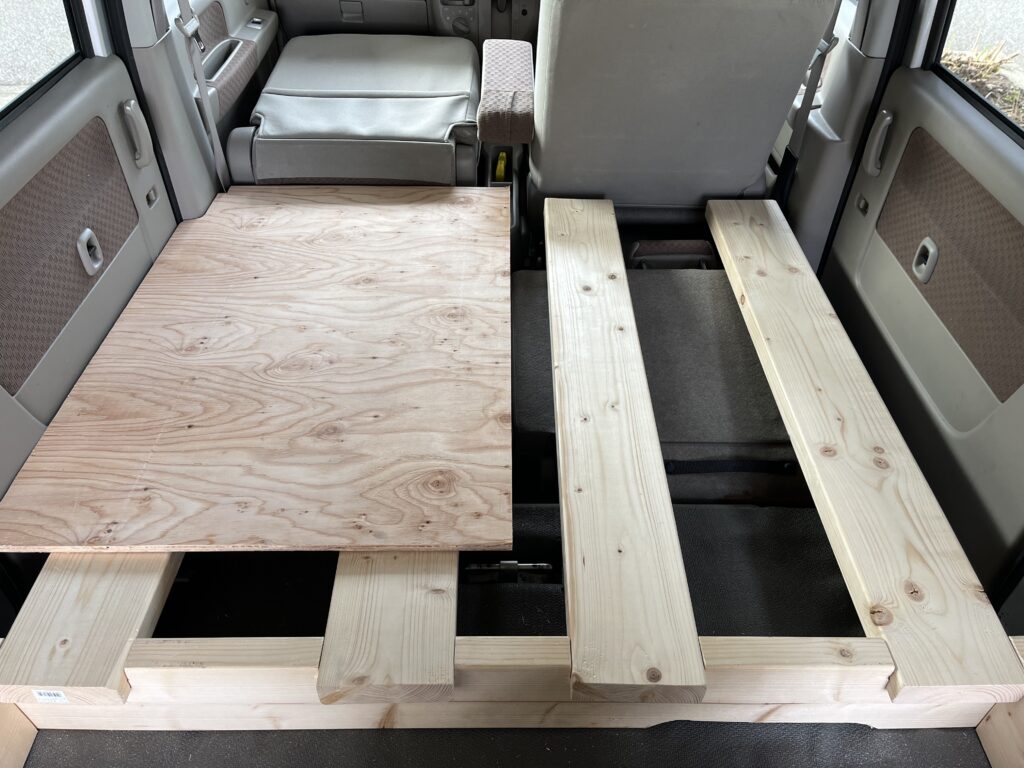 切り出した床板を仮設置してみた様子