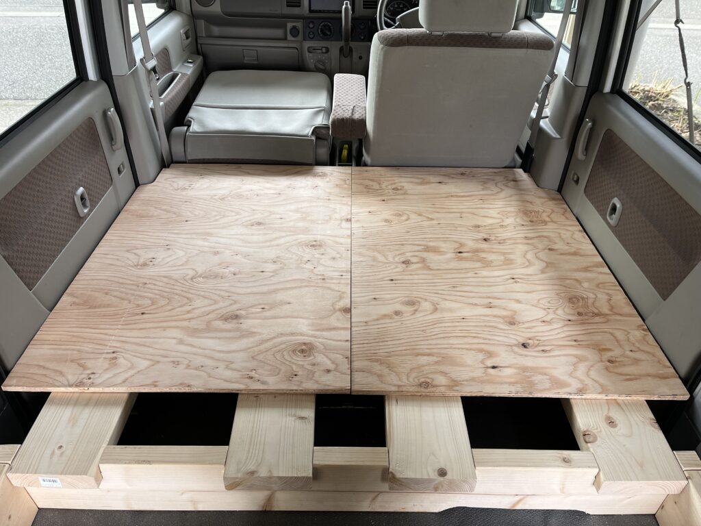 ジグソーで曲線を切り出した床板2枚を並べて設置し、サイズの確認をしている様子